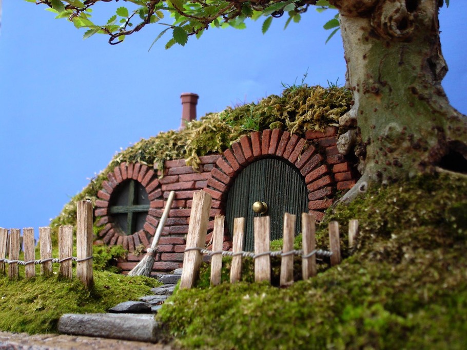 Perhatikan sapu lidi mini? Semua detail ini hasil pekerjaan tangan dari Chris!