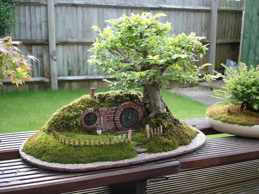 Miniatur lanskap nampan Lord of the Rings di musim panas.